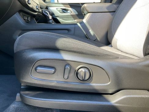 Used 2022 Chevrolet Traverse LT image 24