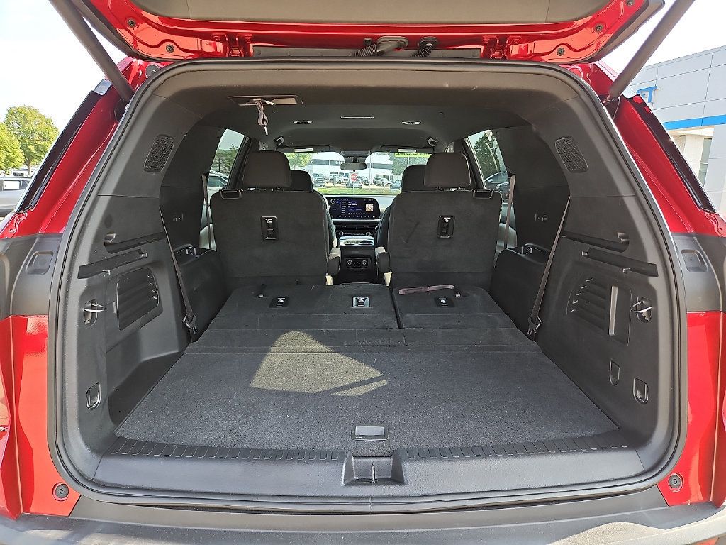 Certified 2025 Chevrolet Traverse LT w/ Midnight/Sport Edition FWD image 28