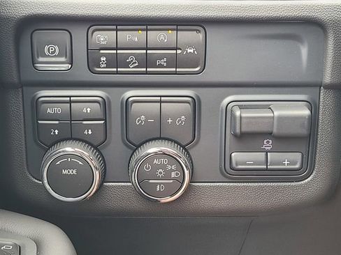 New 2025 Chevrolet Suburban Premier w/ Sun And Tow Package image 38