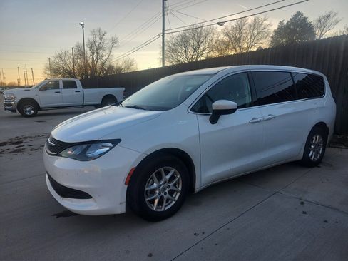 Used 2022 Chrysler Voyager LX image 1