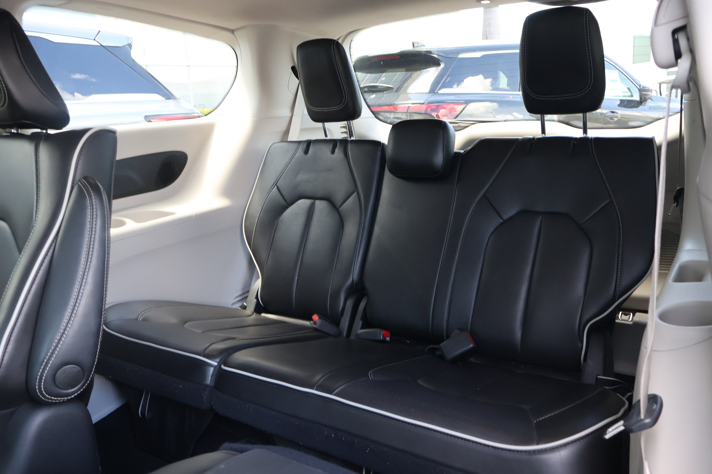 Used 2023 Chrysler Pacifica Limited FWD image 18