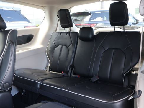 Used 2023 Chrysler Pacifica Limited FWD image 18