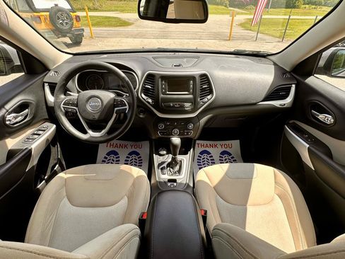Used 2018 Jeep Cherokee Latitude w/ Mobile Office Group AWD/4WD image 8