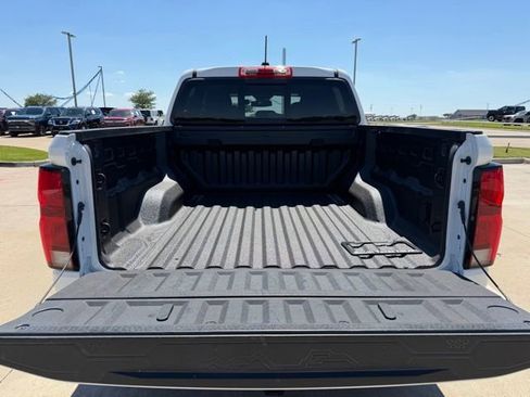 Used 2024 Chevrolet Colorado Z71 w/ Z71 Convenience Package 2 AWD/4WD image 4