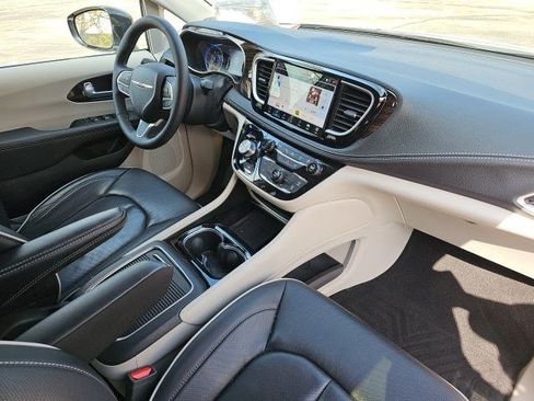 Used 2024 Chrysler Pacifica Limited w/ Trailer Tow Group AWD/4WD image 13