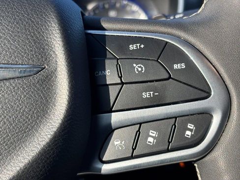 Used 2025 Chrysler Pacifica Select image 29