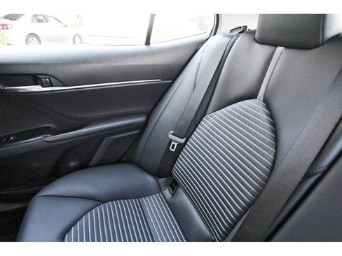 Used 2020 Toyota Camry SE image 11