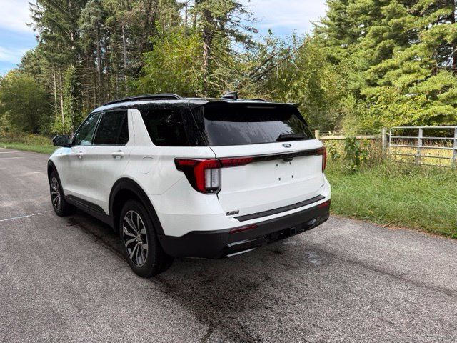 Used 2025 Ford Explorer ST-Line AWD/4WD image 2