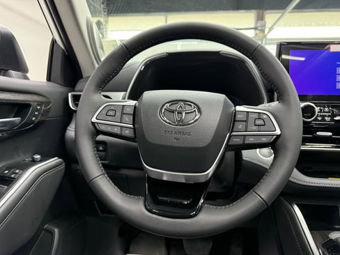 Used 2026 Toyota Highlander Platinum AWD/4WD image 15