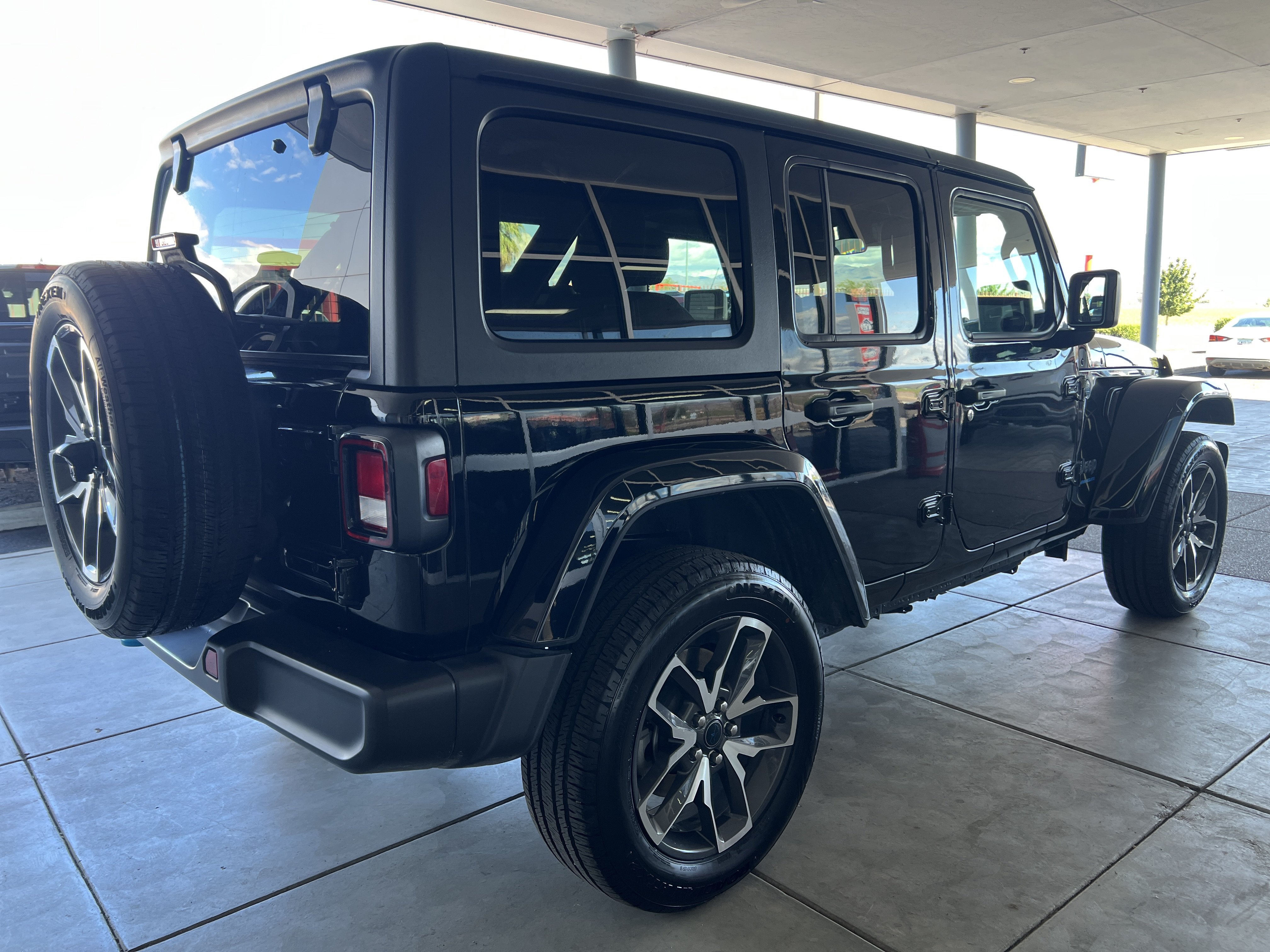 Used 2024 Jeep Wrangler Unlimited AWD/4WD image 4