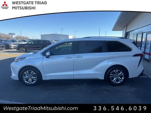 Used 2022 Toyota Sienna Platinum image 5