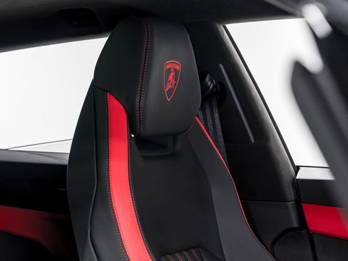 Used 2025 Lamborghini Urus SE image 39