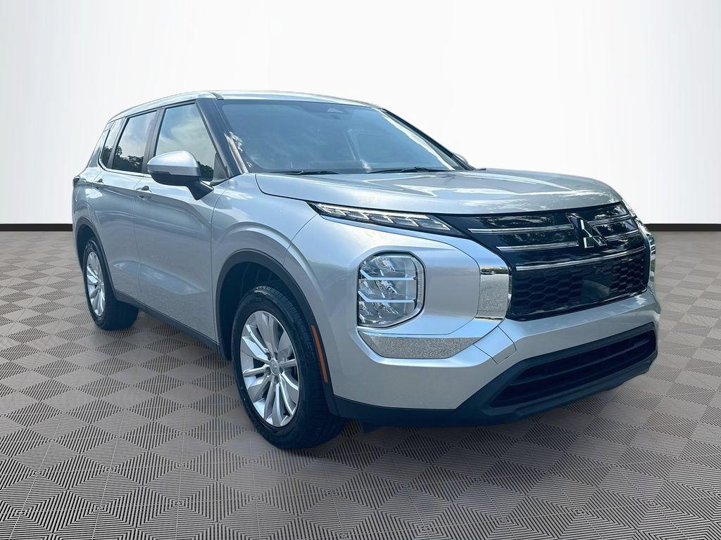 Used 2025 Mitsubishi Outlander ES FWD image 4