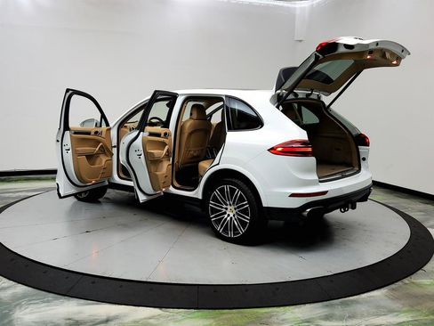 Used 2017 Porsche Cayenne Platinum Edition w/ Premium Package (PJV) AWD/4WD image 12