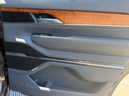 Used 2022 Jeep Grand Wagoneer Series III w/ Flexible Seating Group AWD/4WD image 20