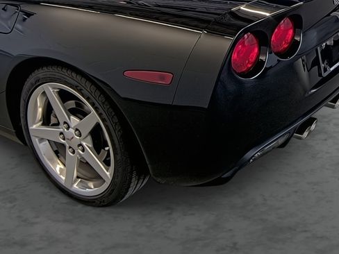 Used 2005 Chevrolet Corvette Convertible w/ Preferred Equipment Group RWD image 9