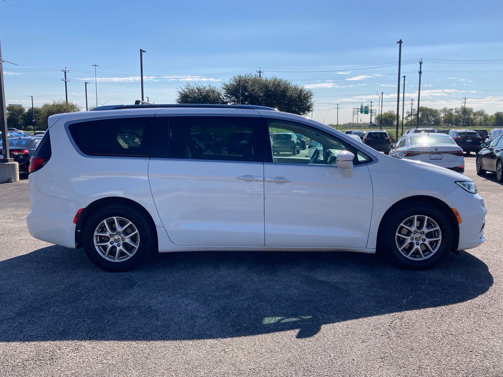 Used 2021 Chrysler Pacifica Touring-L FWD image 4