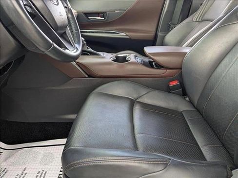 Used 2021 Toyota Venza Limited image 15
