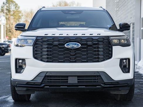 Used 2025 Ford Explorer ST-Line w/ ST-Line Street Pack image 3
