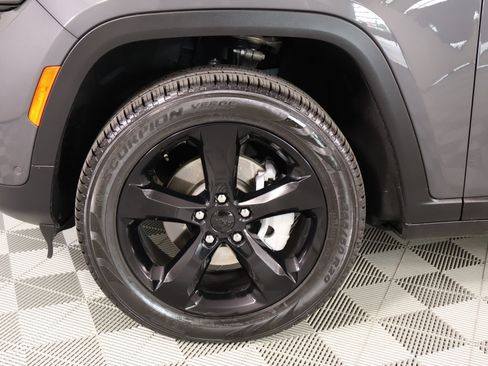 Used 2025 Jeep Grand Cherokee Limited w/ Luxury Tech Group II AWD/4WD image 19