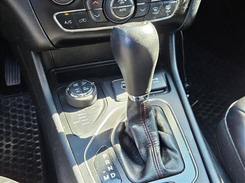 Used 2022 Jeep Cherokee Trailhawk AWD/4WD image 12