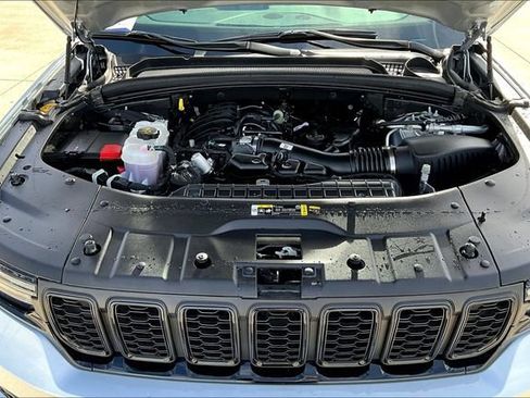 Used 2025 Jeep Grand Cherokee Altitude AWD/4WD image 30