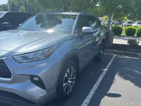 Used 2020 Toyota Highlander XLE AWD/4WD image 3
