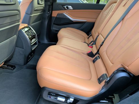 Used 2022 BMW X7 xDrive40i w/ M Sport Package AWD/4WD image 39