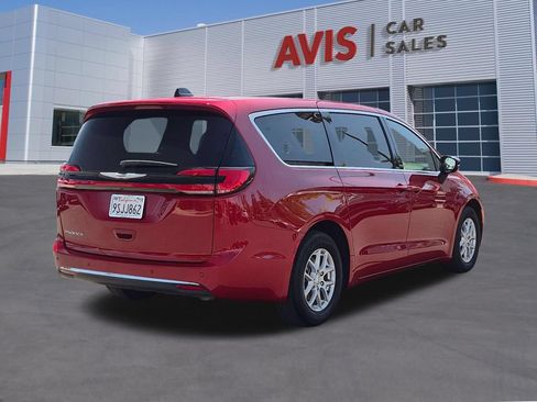 Used 2025 Chrysler Pacifica Select FWD image 6