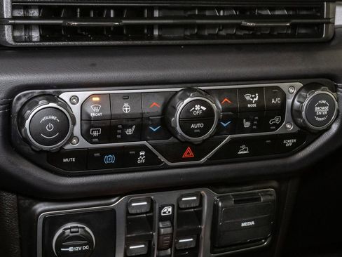 Used 2025 Jeep Wrangler Unlimited Sahara image 17