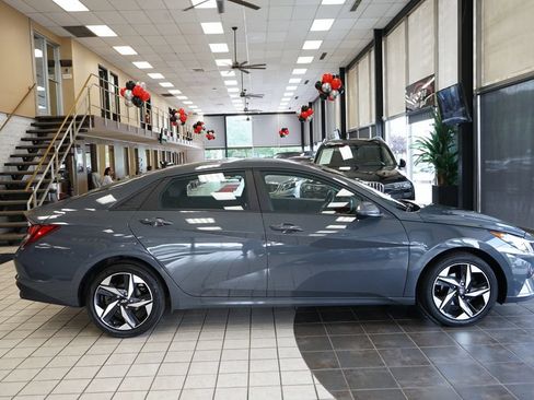 Used 2023 Hyundai Elantra SEL w/ Convenience Package FWD image 17