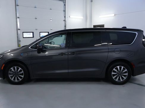 Used 2023 Chrysler Pacifica Touring-L image 4