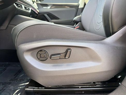 Used 2025 Volkswagen Tiguan SE AWD/4WD image 15