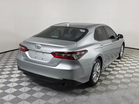Used 2022 Toyota Camry LE FWD image 4