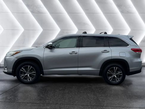 Used 2017 Toyota Highlander Plus FWD image 2