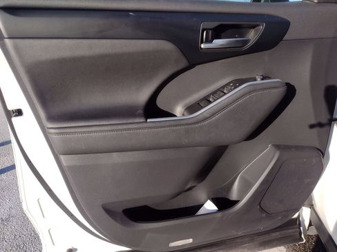 Used 2023 Toyota Highlander XLE image 14