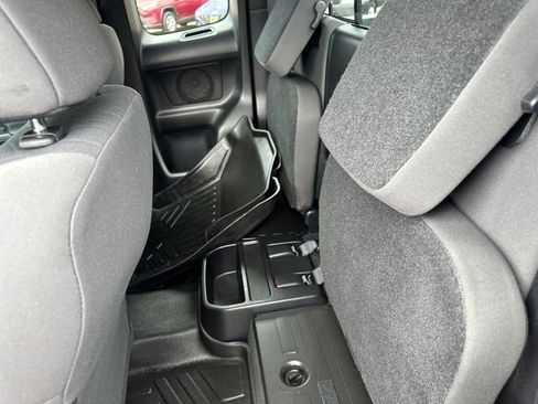 Used 2016 Toyota Tacoma TRD Off-Road w/ Premium & Technology Package image 15