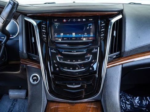 Used 2018 Cadillac Escalade Luxury image 29