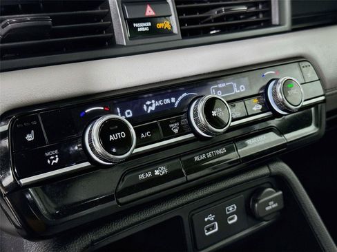 Used 2025 Honda Pilot EX-L image 16