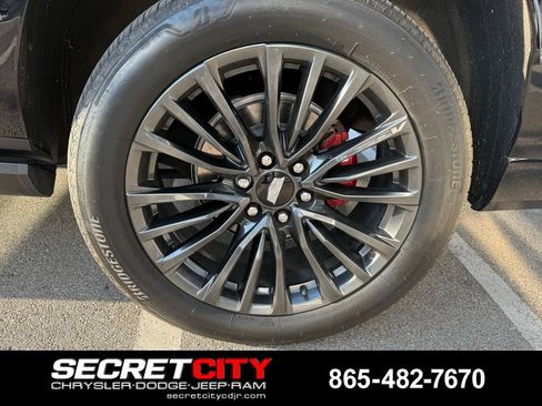 Used 2024 Cadillac Escalade ESV V image 10