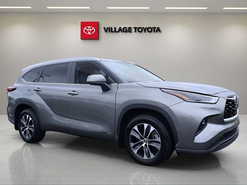 Certified 2025 Toyota Highlander XLE AWD/4WD image 7