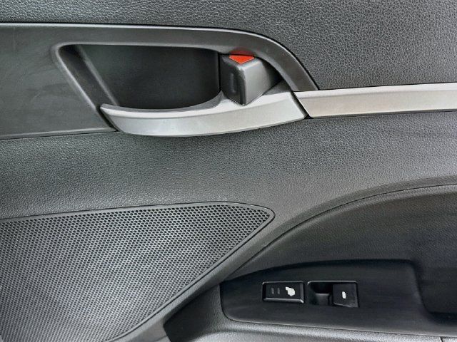 Used 2017 Hyundai Elantra Limited w/ Limited Tech Package 04 FWD image 28