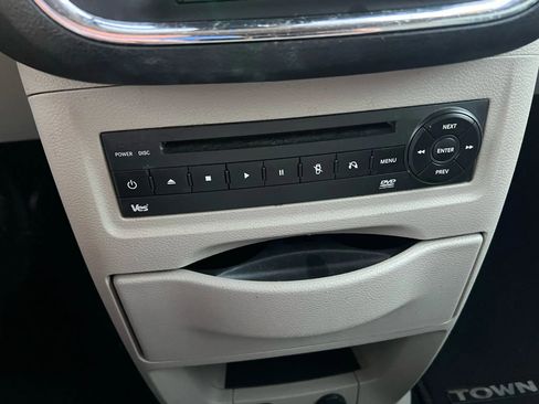 Used 2013 Chrysler Town & Country Touring-L w/ Entertainment Group #2 FWD image 11
