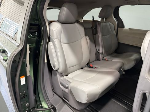Used 2021 Toyota Sienna XLE FWD image 31