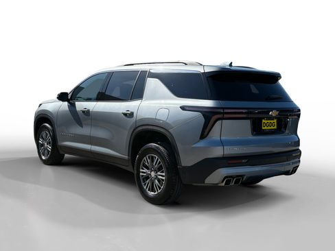 Used 2025 Chevrolet Traverse LT FWD image 3