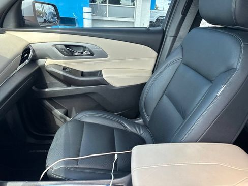 Used 2023 Chevrolet Traverse LT FWD image 16