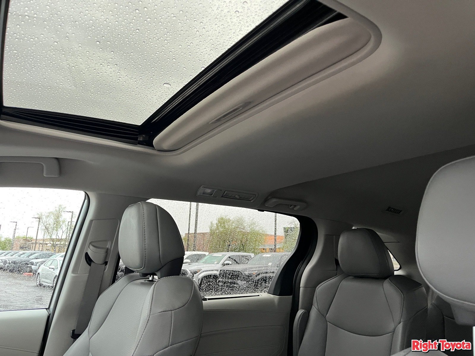 Certified 2024 Toyota Sienna XLE FWD image 33