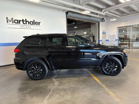 Used 2022 Jeep Grand Cherokee Laredo X AWD/4WD image 4