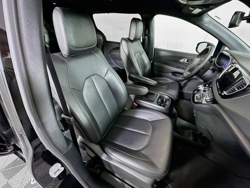 Used 2025 Chrysler Pacifica Select FWD image 32