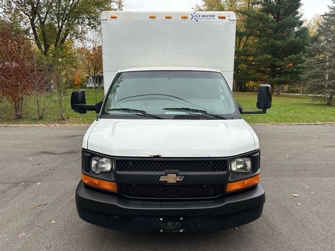 Used 2017 Chevrolet Express 3500 RWD image 10